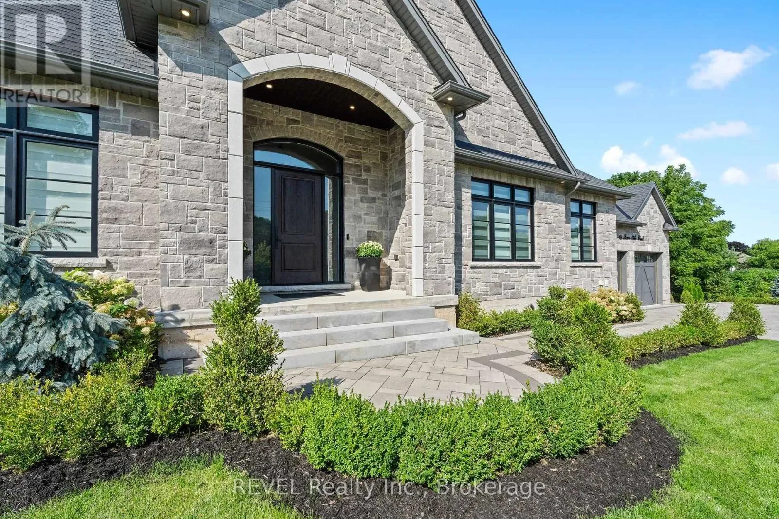 Exterior photo 3