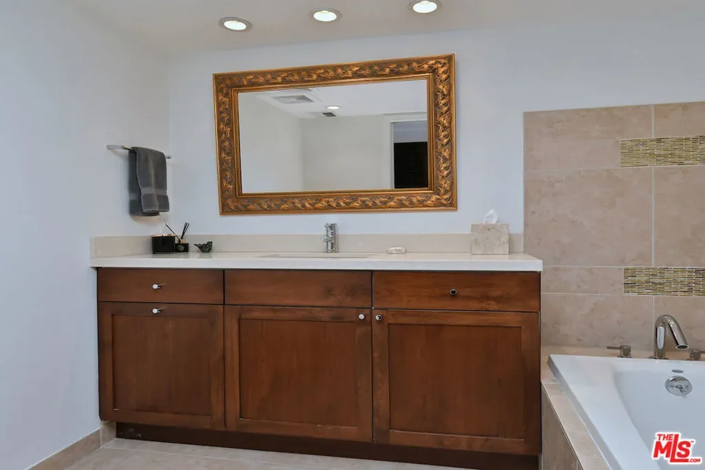 851 N Kings Road 310, Los Angeles, California, United States. - Photo 11