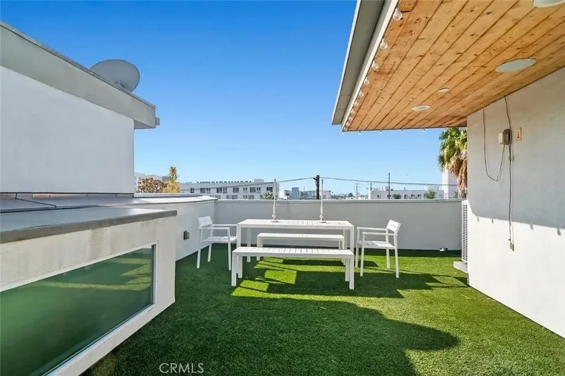 6736 W Hepburn Way, Los Angeles, California, United States. - Photo 37