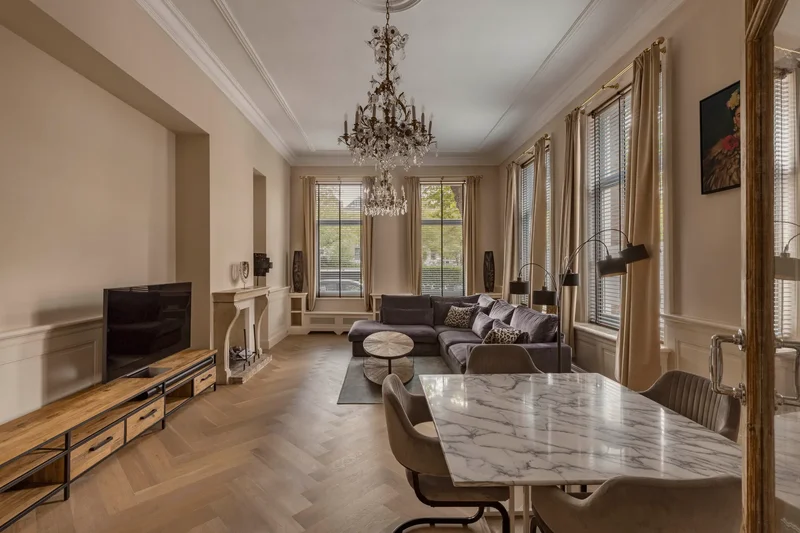 Ground-floor apartment of approximately 176 m² with a deep garden of around 33 m² facing southeast