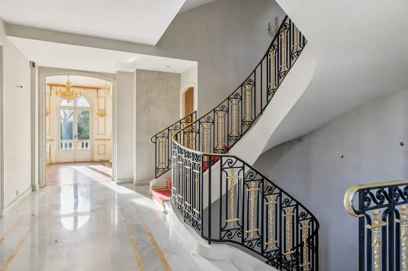 Neuilly-sur-Seine, Île-de-France, France. - Photo 9