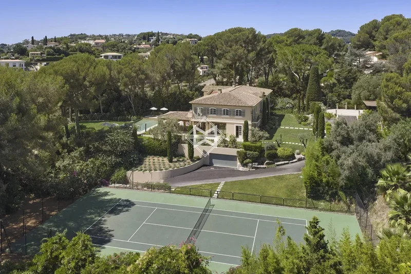 Exceptional property with sea view and private tennis court