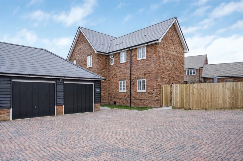 Thornbrook Close, Risborough Road, Stoke Mandeville, Buckinghamshire, Stoke Mandeville, England, United Kingdom. - Photo 9