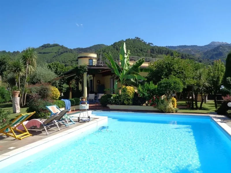 Villa in vendita a Montignoso(MS) in Ottimo composto da 13vani