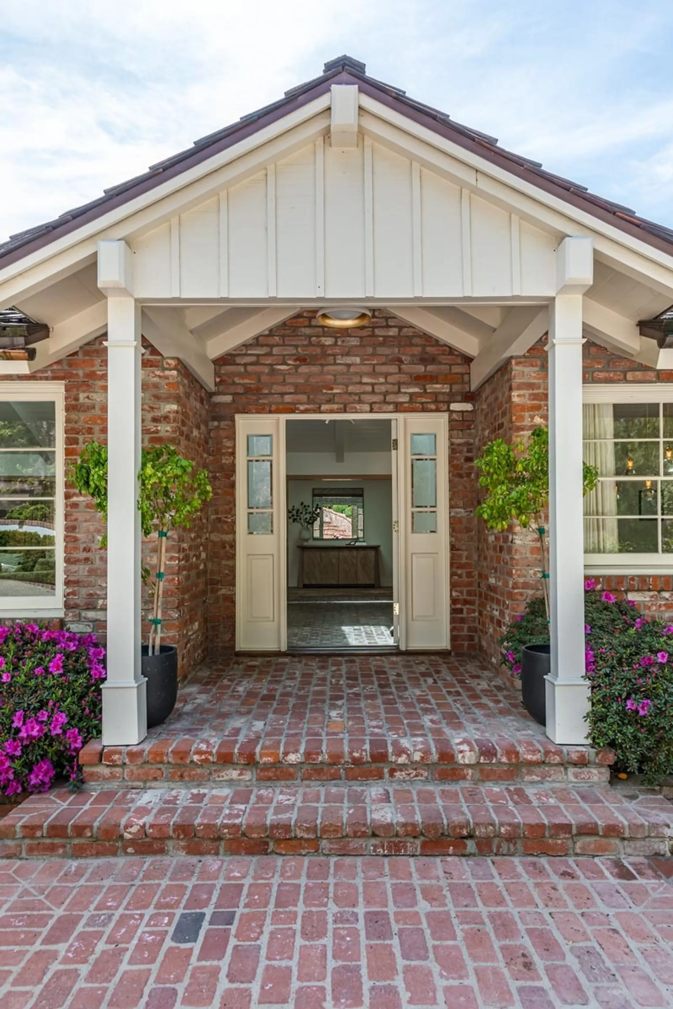 Exterior photo 5