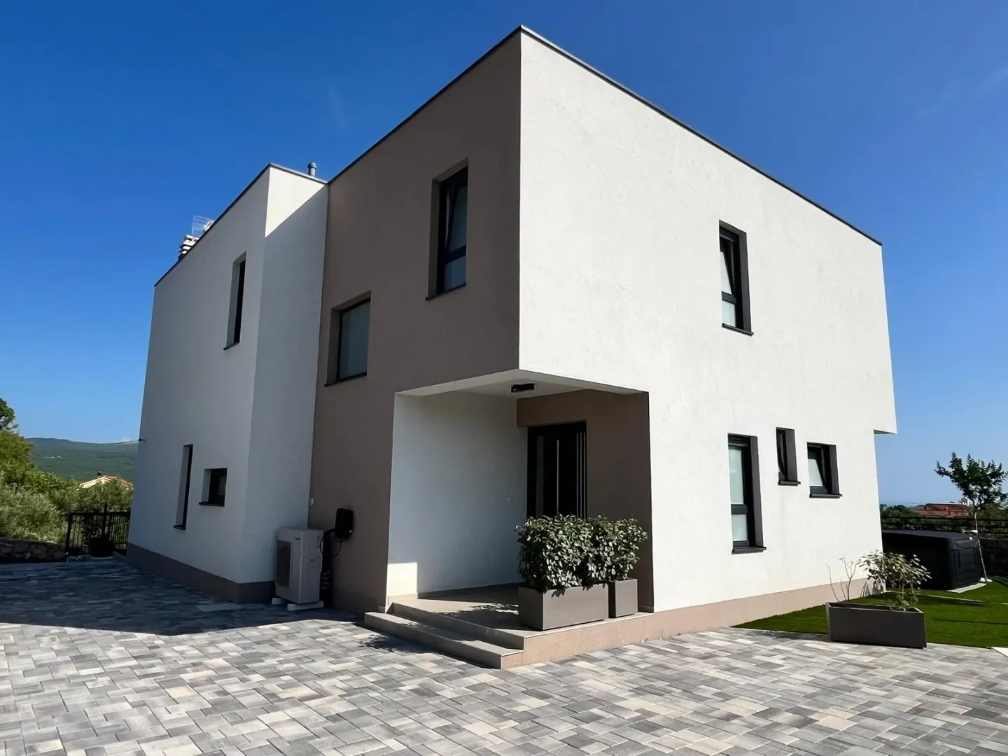 Exterior photo 3