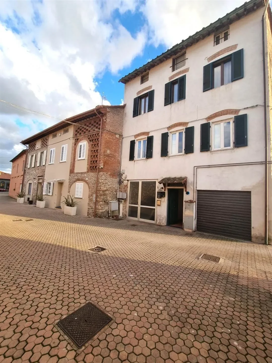 Exterior photo 4