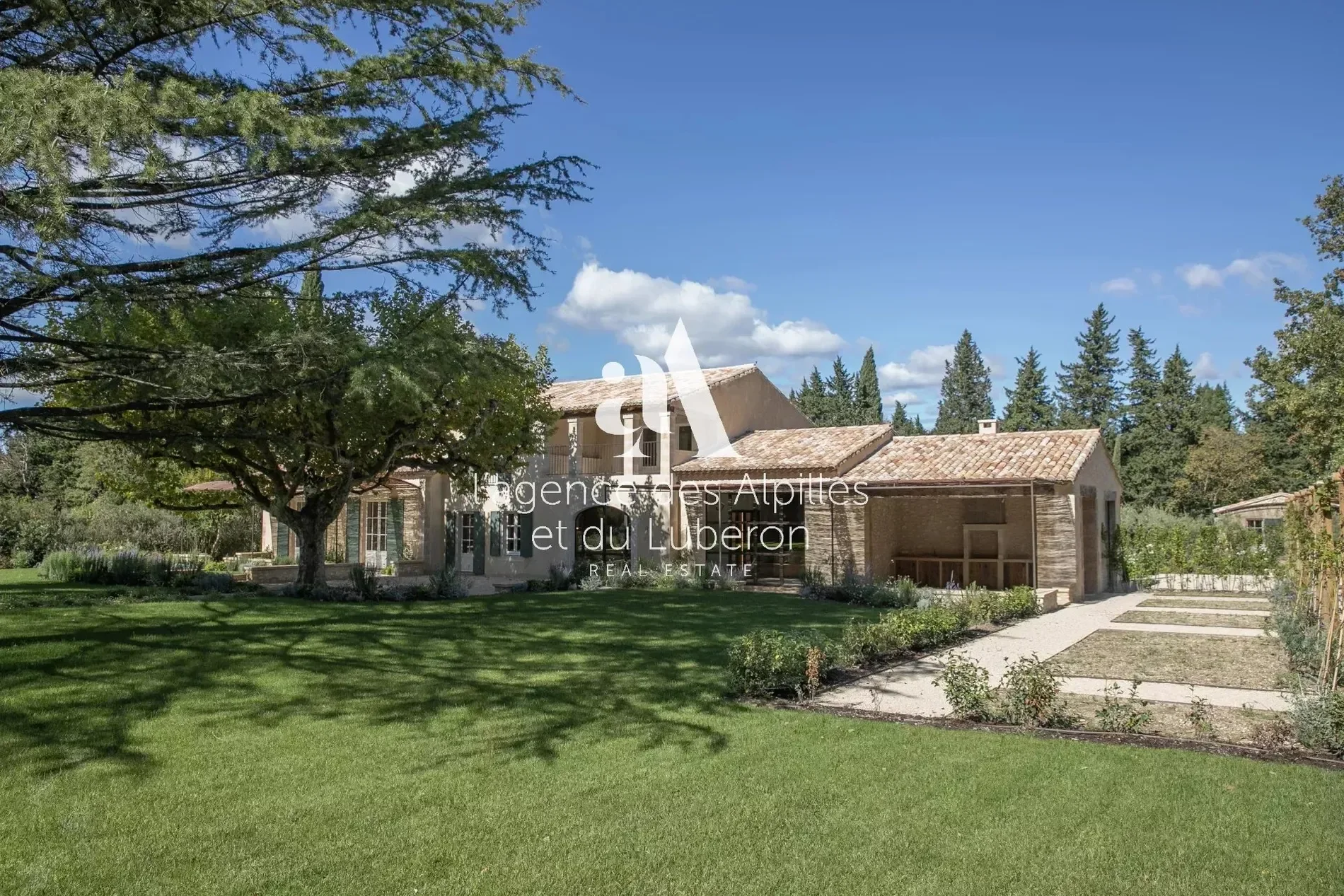 Exterior photo 2