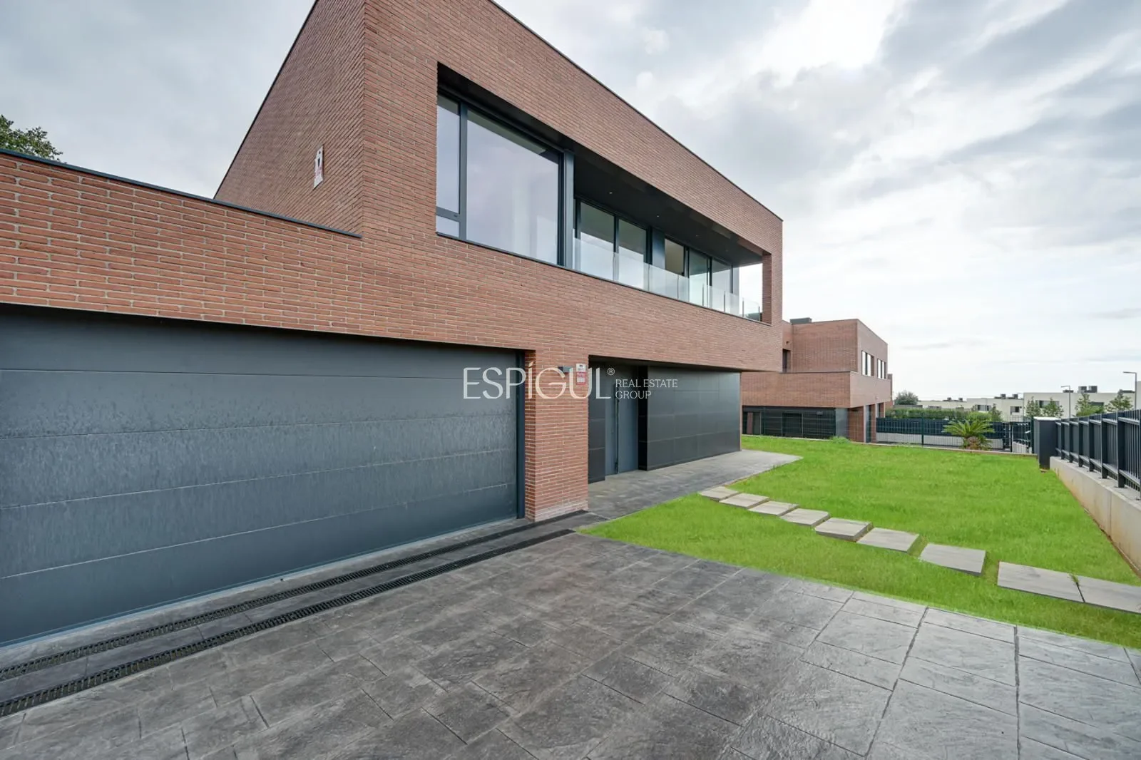 Exterior photo 3
