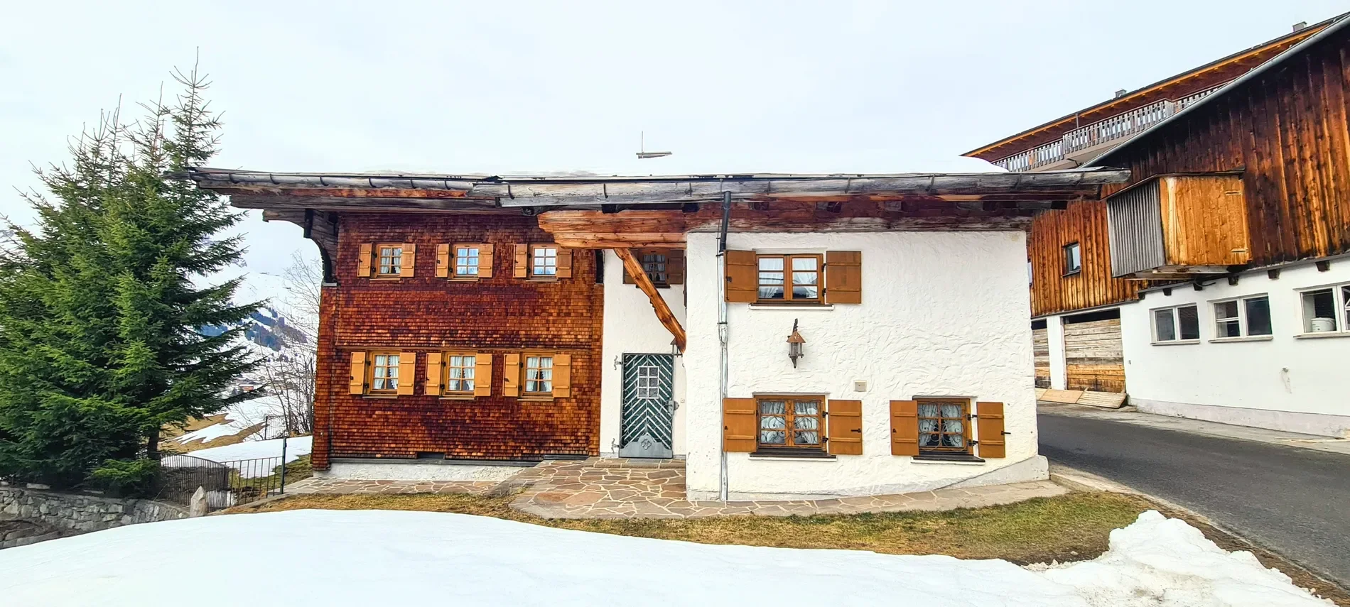 Exterior photo 2