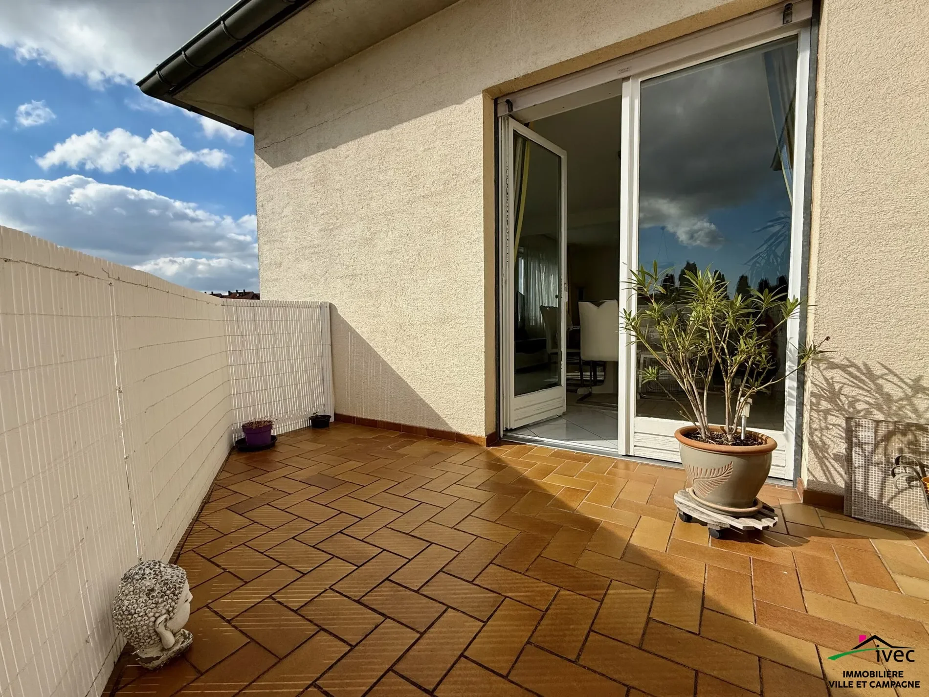 Exterior photo 2