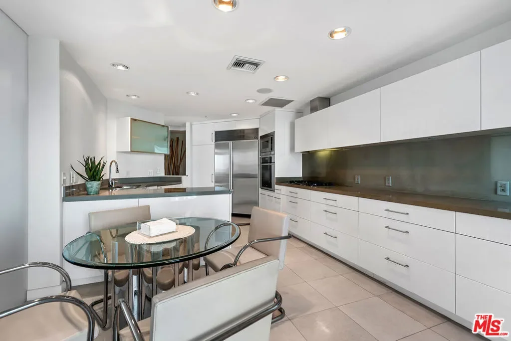 10490 Wilshire Boulevard 604, Los Angeles, California, United States. - Photo 23