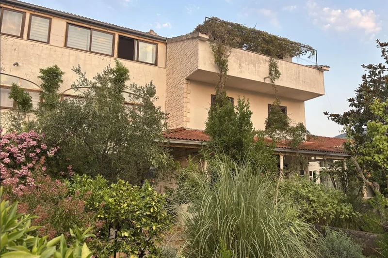 Hvar, Jelsa, residential and commercial complex ideal for investment