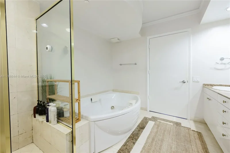 19111 Collins Ave 207, Golden Beach, Florida, United States. - Photo 21
