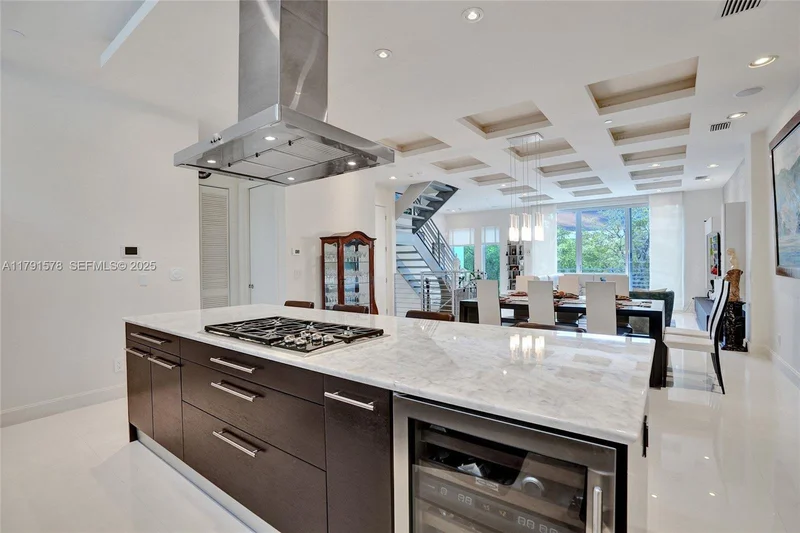 2725 NE 1st St, Hillsboro Beach, Florida, United States. - Photo 21