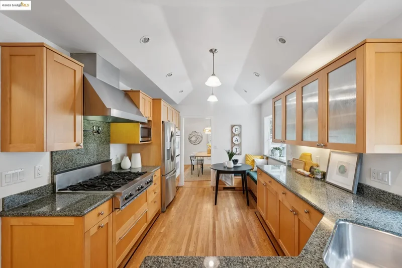 6141 Broadway Ter, Oakland, California, United States. - Photo 6