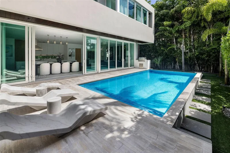 4433 N Bay Rd, Miami Beach, Florida, United States. - Photo 16