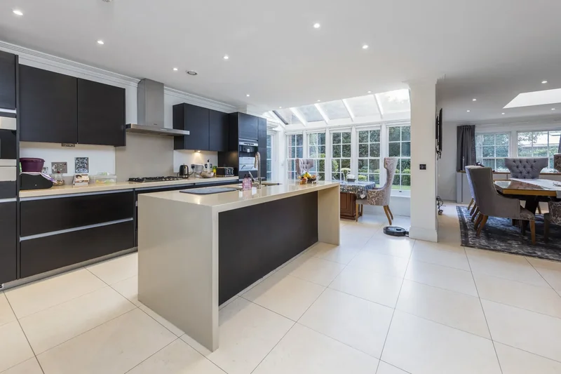 Eastcott Close, Kingston upon Thames, England, United Kingdom. - Photo 3