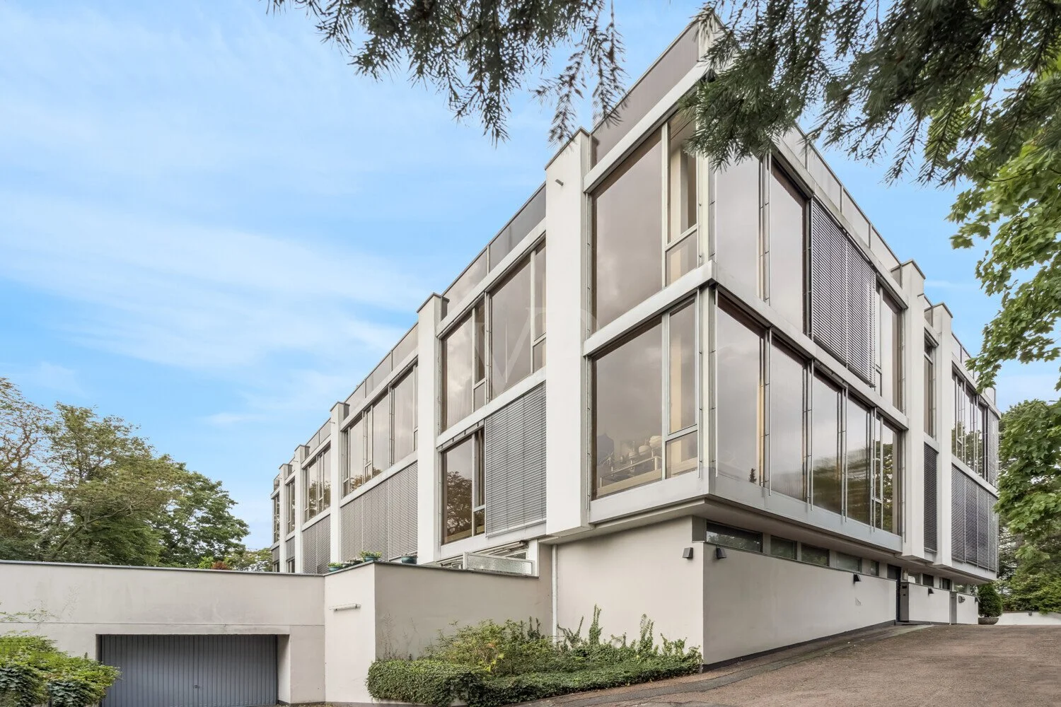 Exterior photo 3