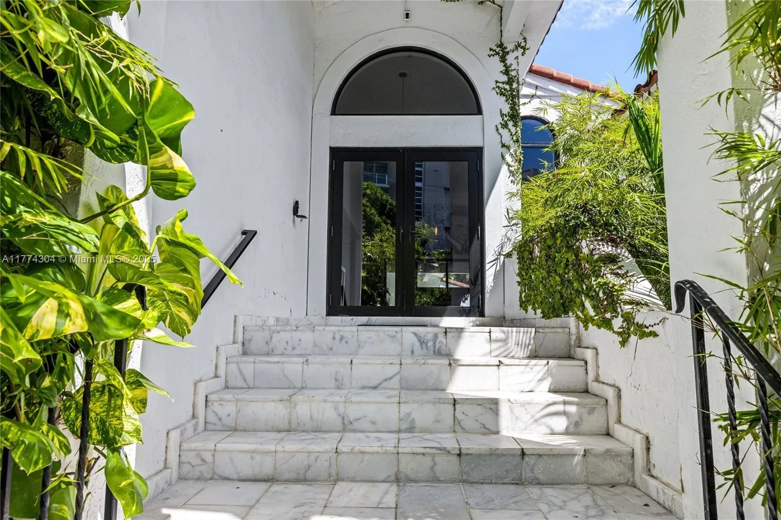 Exterior photo 3