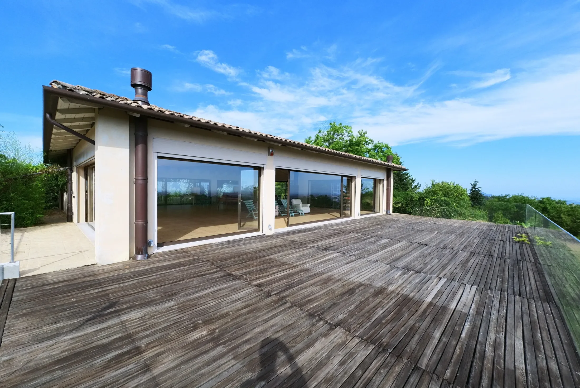 Exterior photo 2