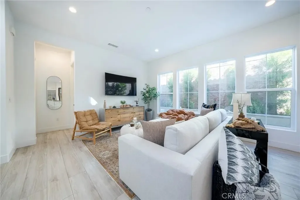 20811 W Bur Oak, Los Angeles, California, United States. - Photo 7