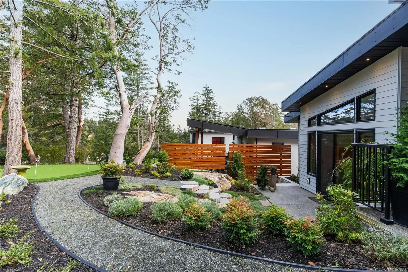 640 Medalist Ave, Colwood, British Columbia, Canada. - Photo 12
