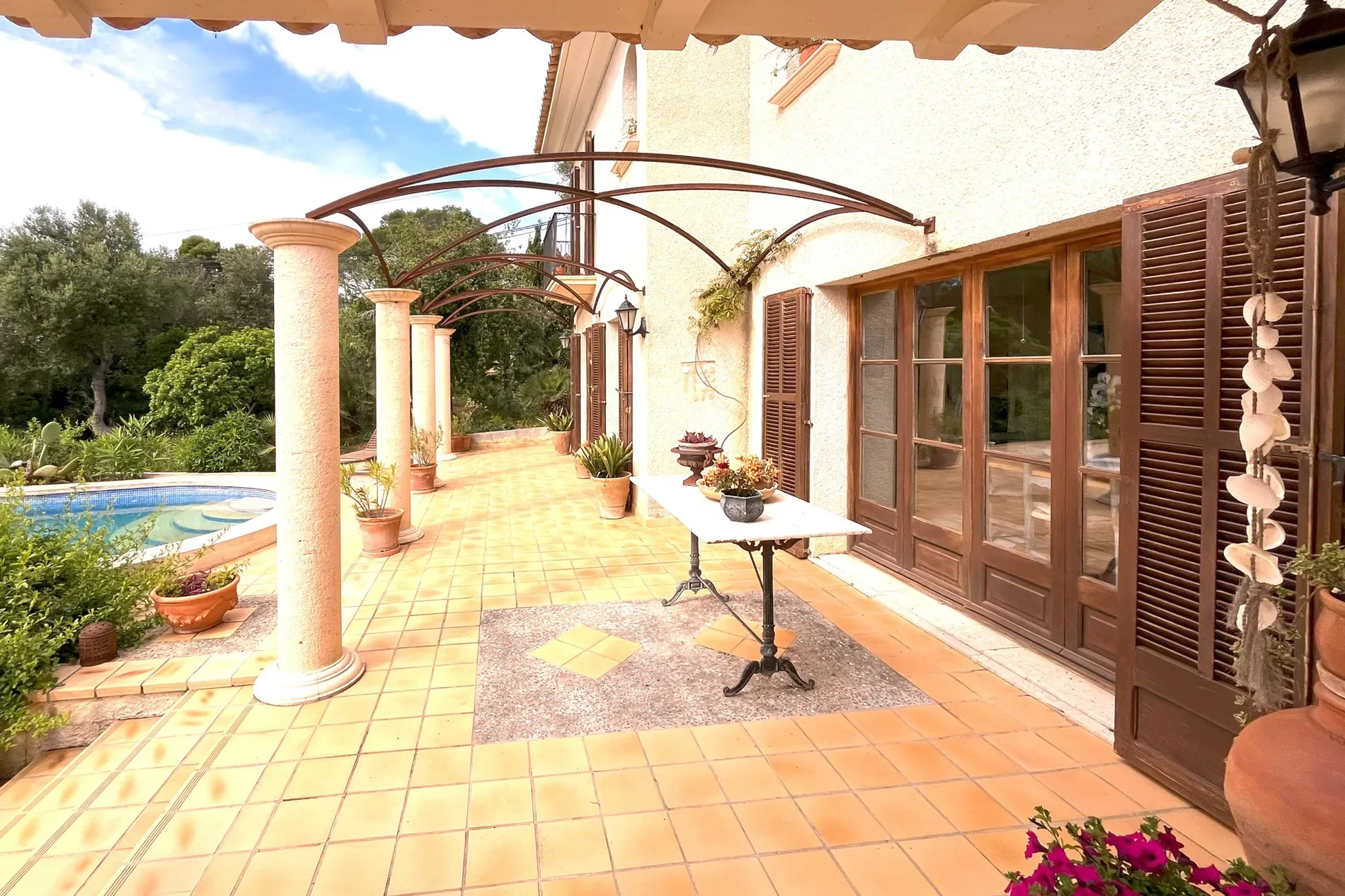 Exterior photo 4