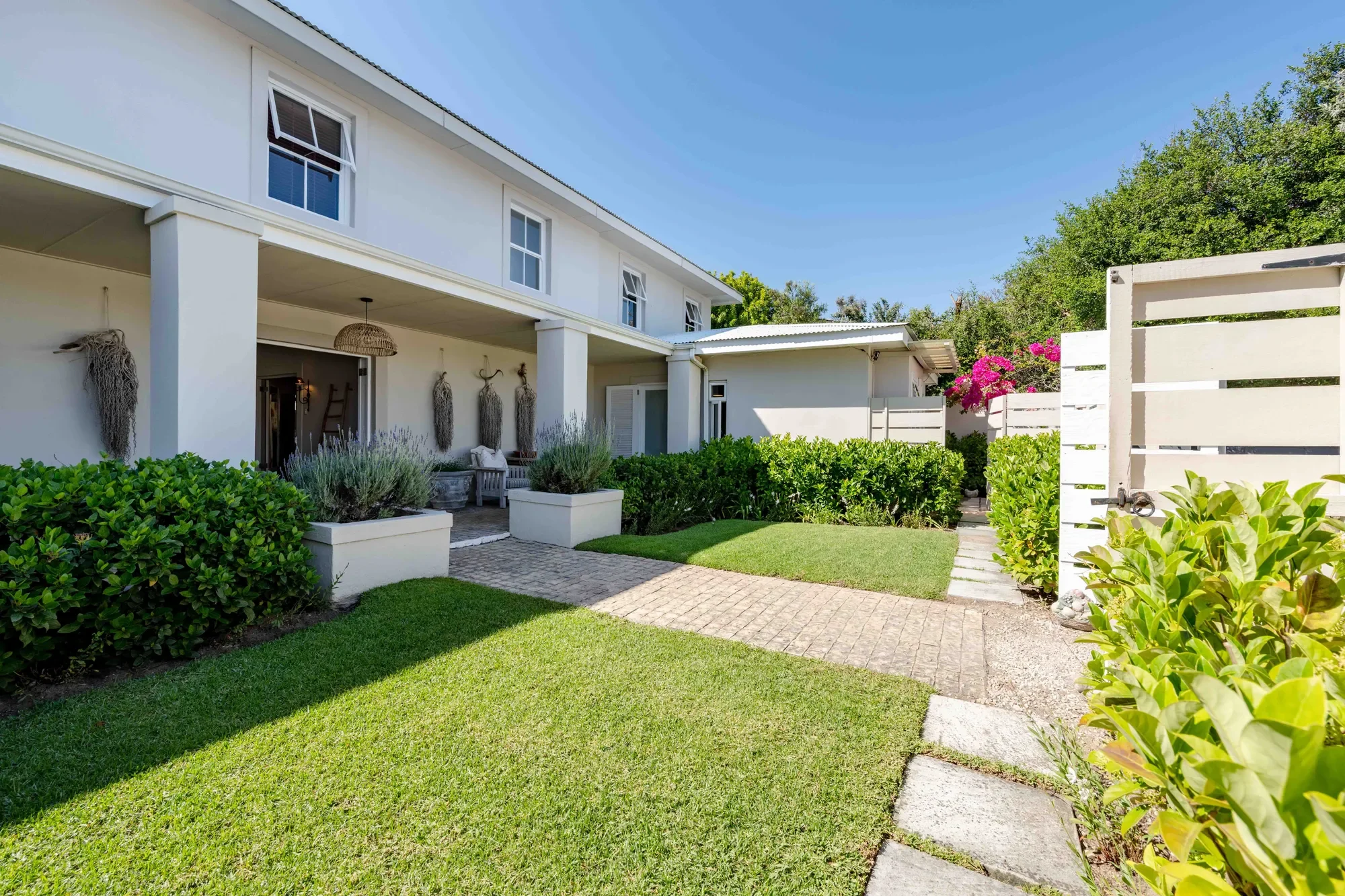 Exterior photo 5