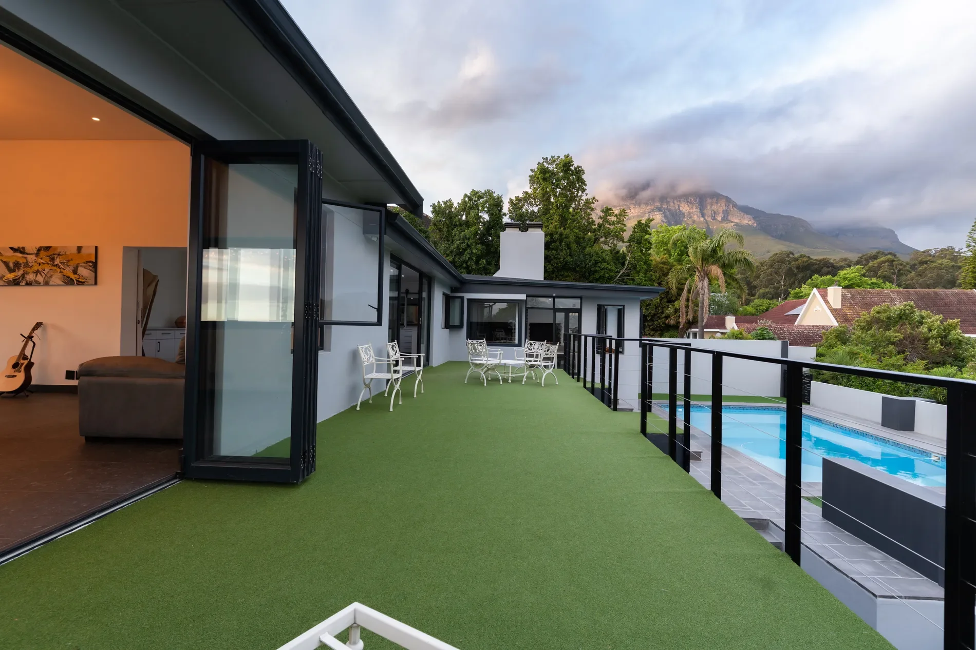 Exterior photo 6