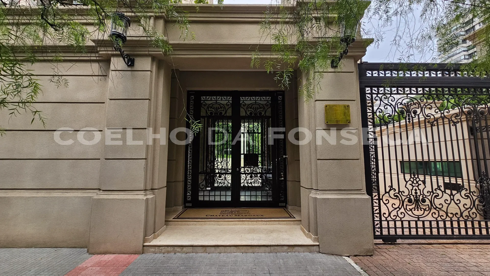 Exterior photo 2