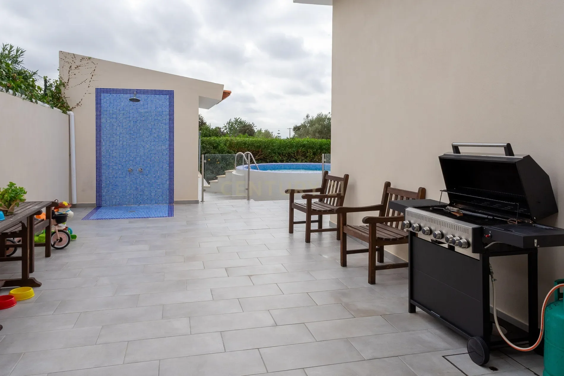 Exterior photo 6