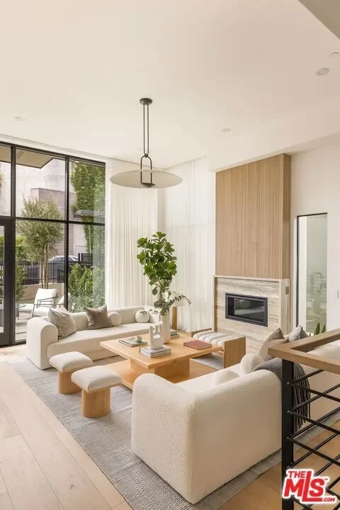 922 N West Knoll Drive, Los Angeles, California, United States. - Photo 13