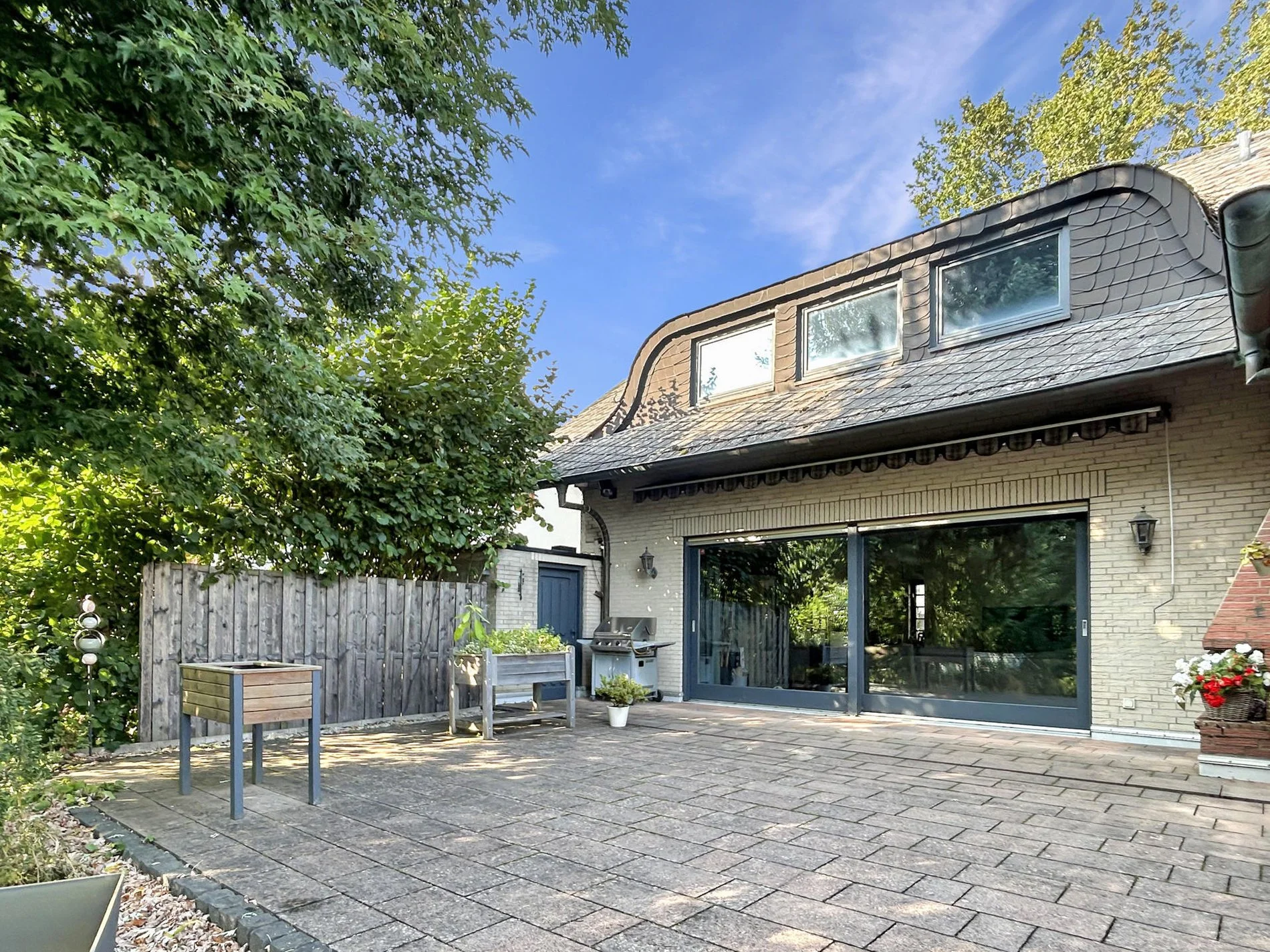 Exterior photo 7