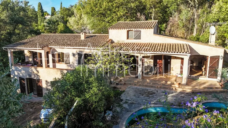 Spacious house to renovate with swimming pool and garage