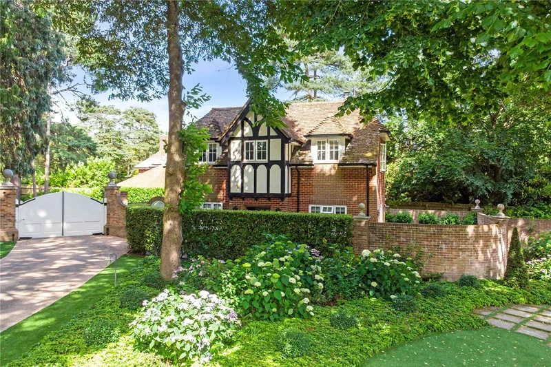 Lawrence Drive, Canford Cliffs, Poole, Dorset, Poole, England, United Kingdom. - Photo 13