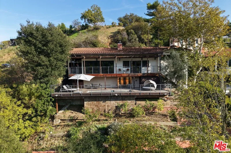 2835 Oak Point Dr, Los Angeles, CA 90068, Los Angeles, California, United States. - Photo 18