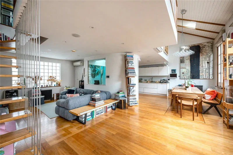 Codrington Mews, just off Blenheim Crescent, London, England, United Kingdom. - Photo 3