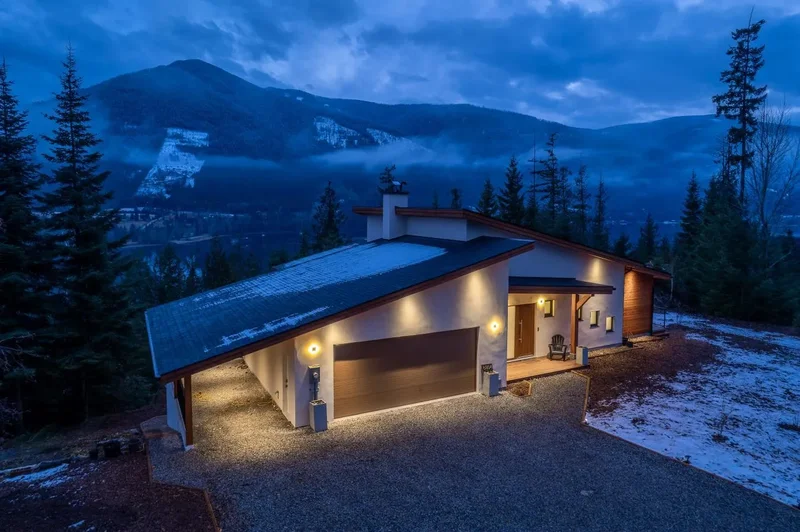 6804 Grandview Drive, Nelson, British Columbia, Canada. - Photo 1