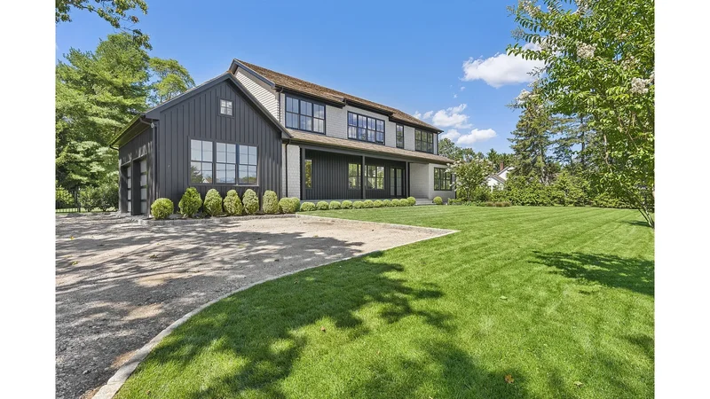 25 Liberty St, Westhampton Beach, New York, United States. - Photo 3