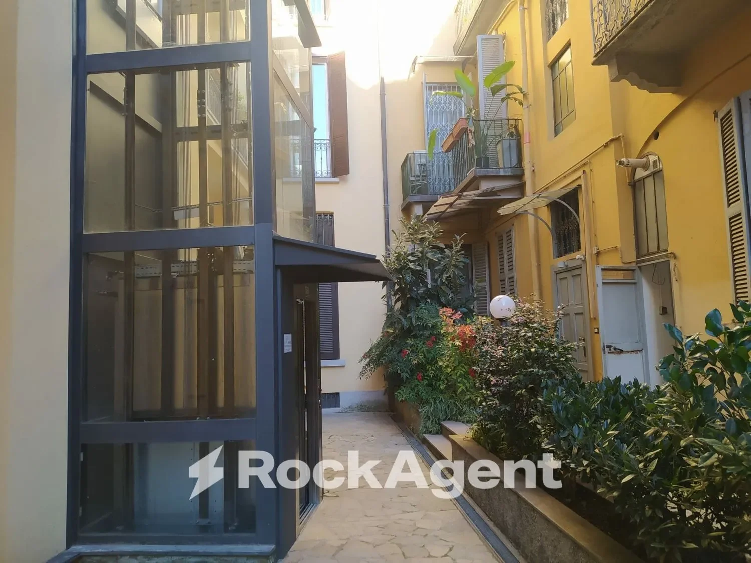 Exterior photo 7