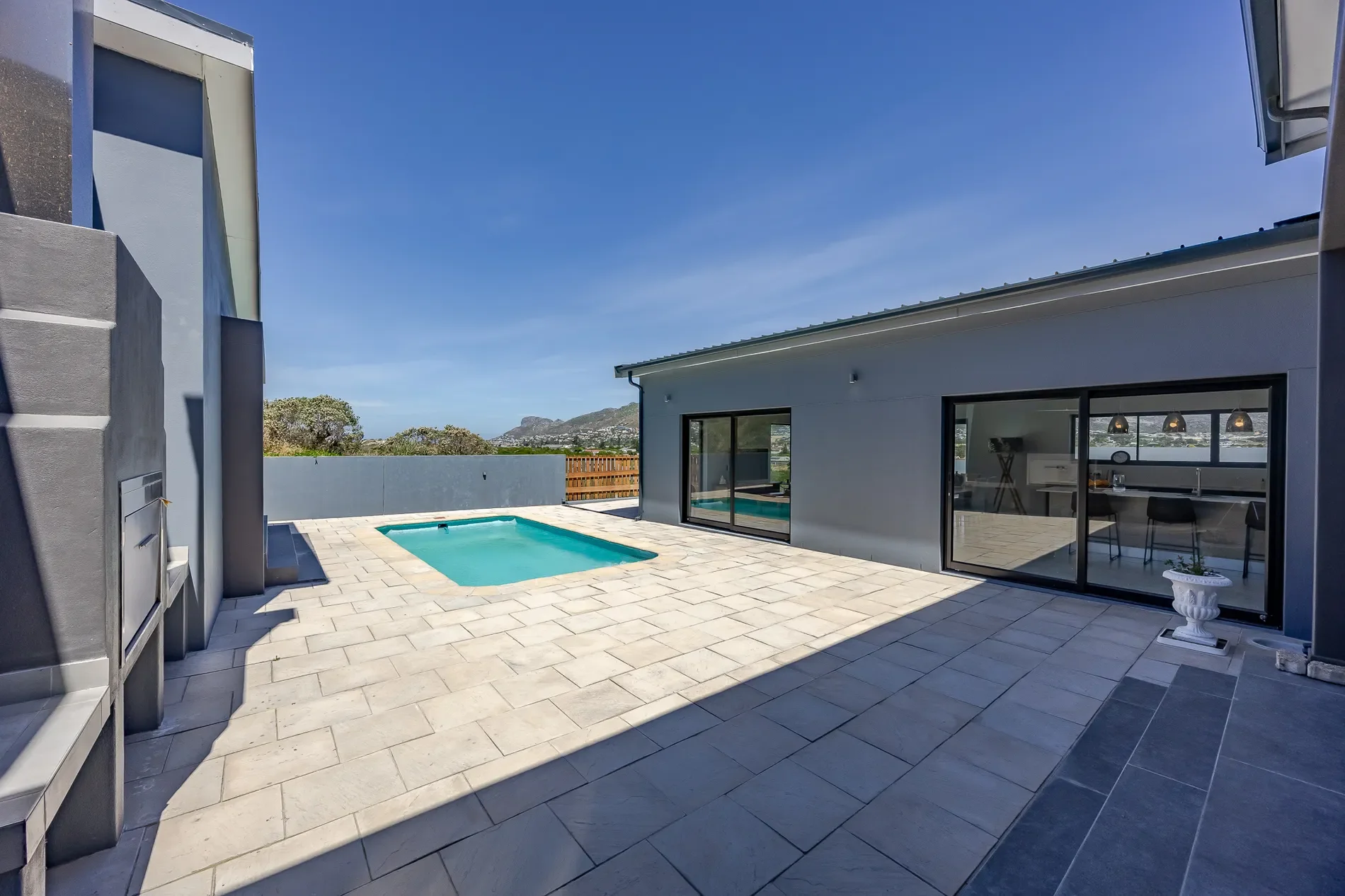 Exterior photo 3
