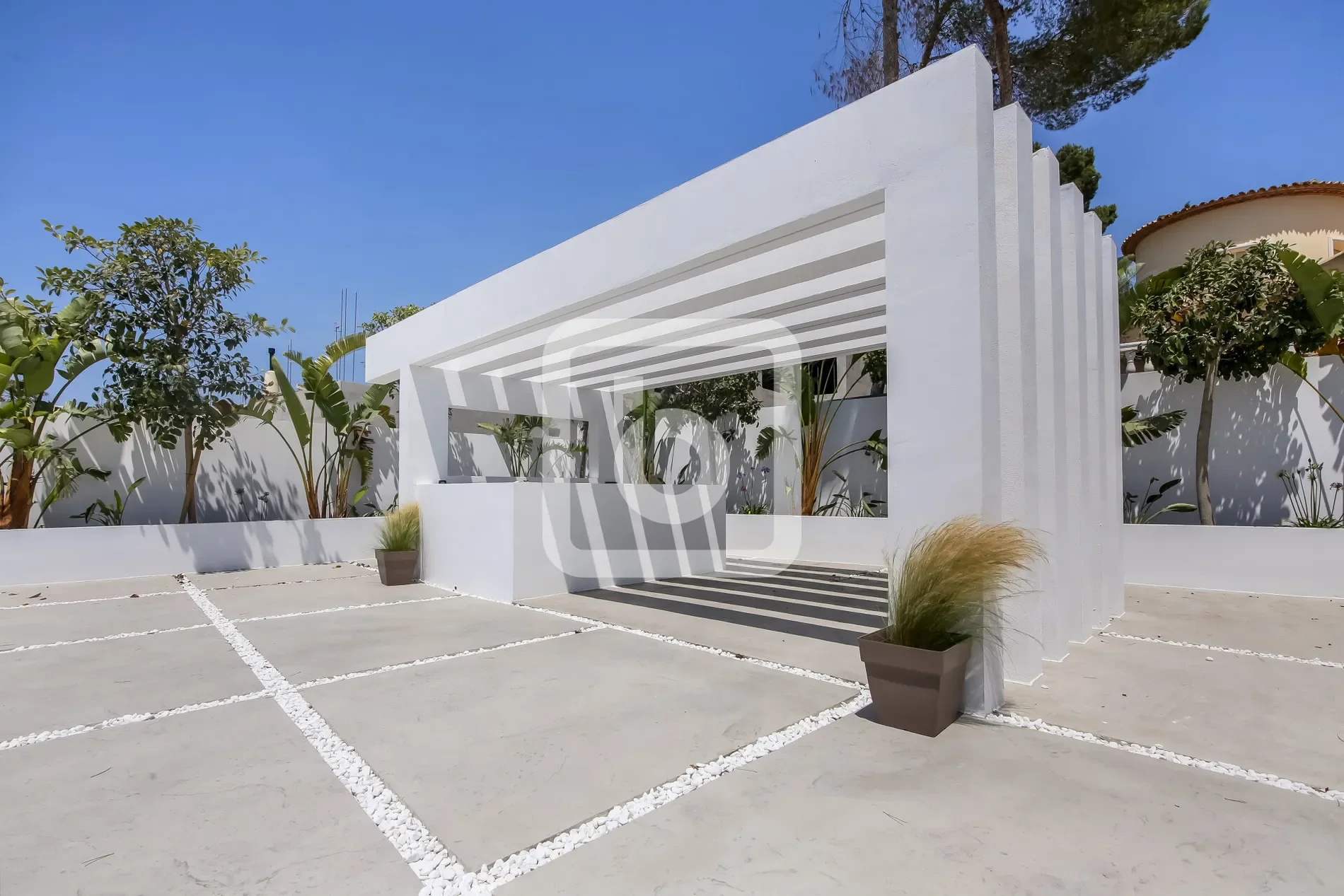 Exterior photo 3