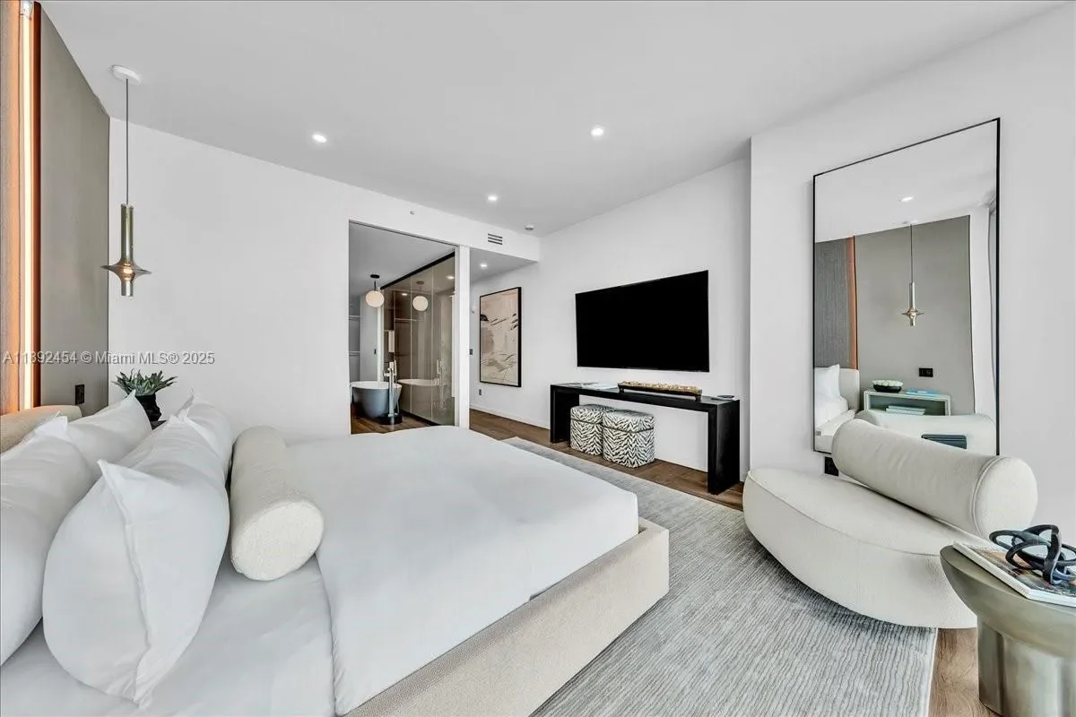 888 Biscayne Blvd #PH 5704, Miami, FL 33132, Miami, Florida, United States. - Photo 44