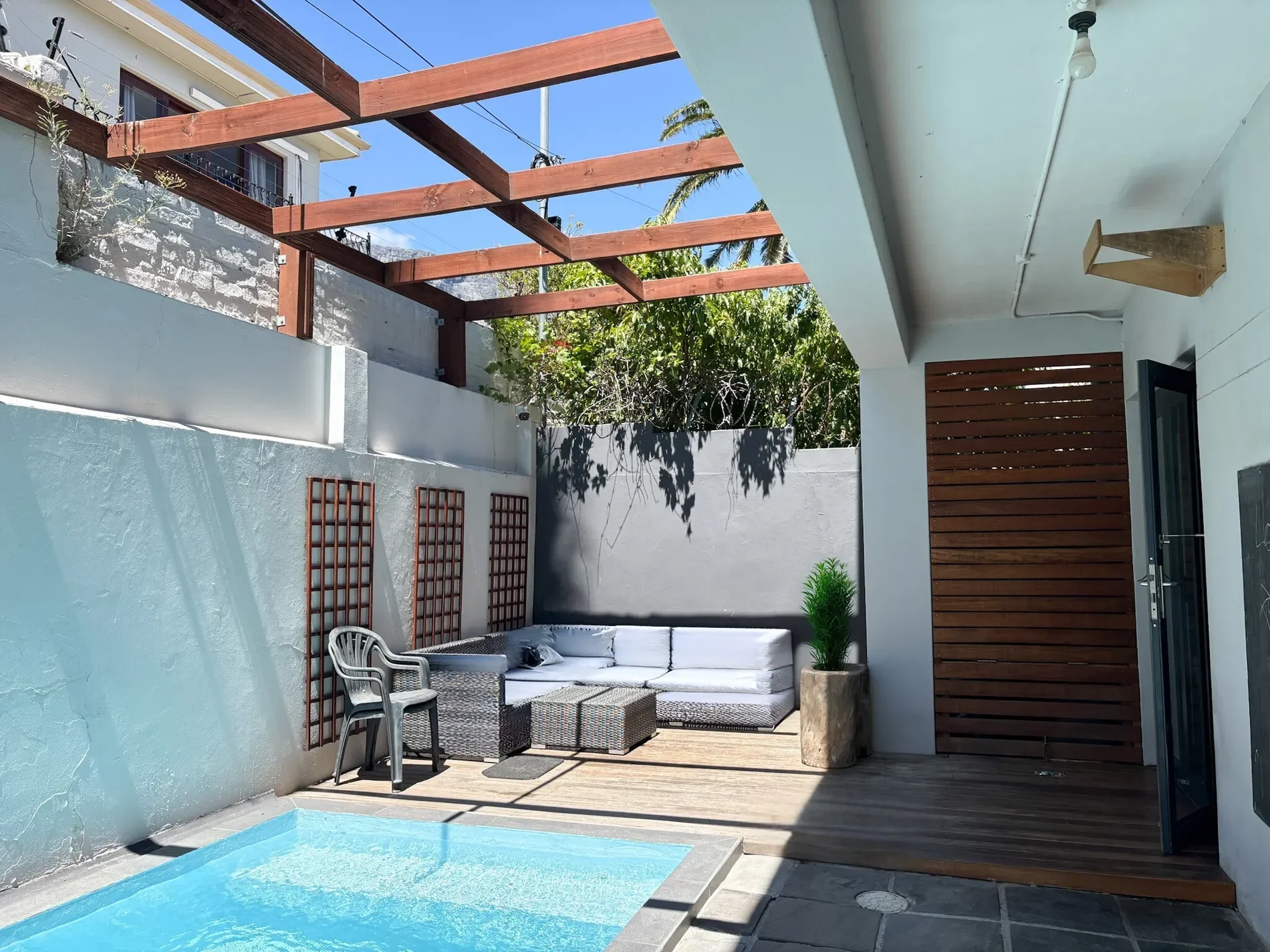 Exterior photo 5