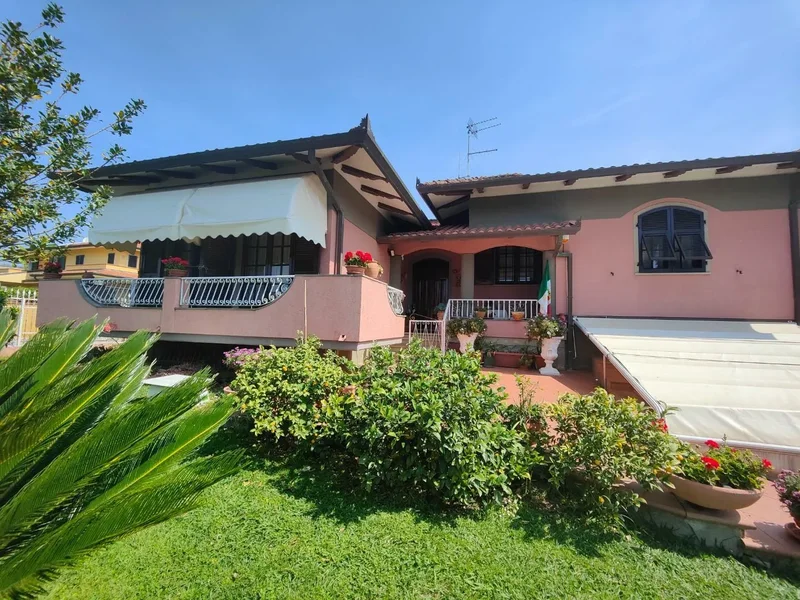 Villa in vendita a Carrara composto da 6vani