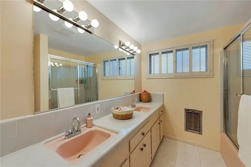 5406 Hazeltine Avenue, Los Angeles, California, United States. - Photo 23
