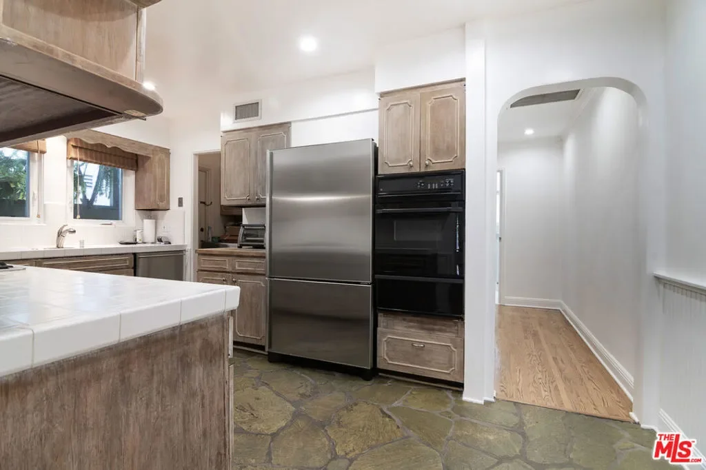 9037 Elevado Street, Los Angeles, California, United States. - Photo 17