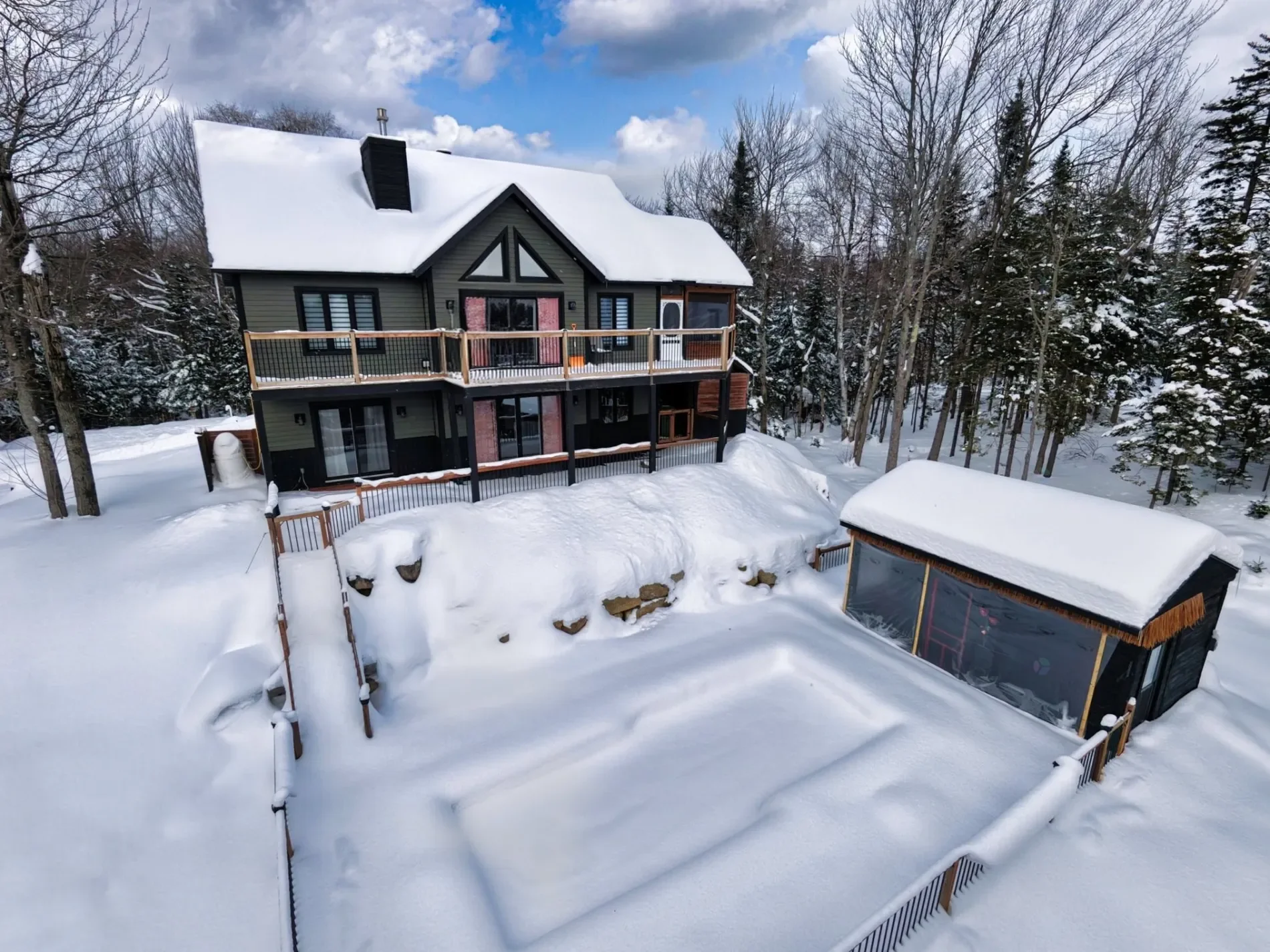 Exterior photo 2