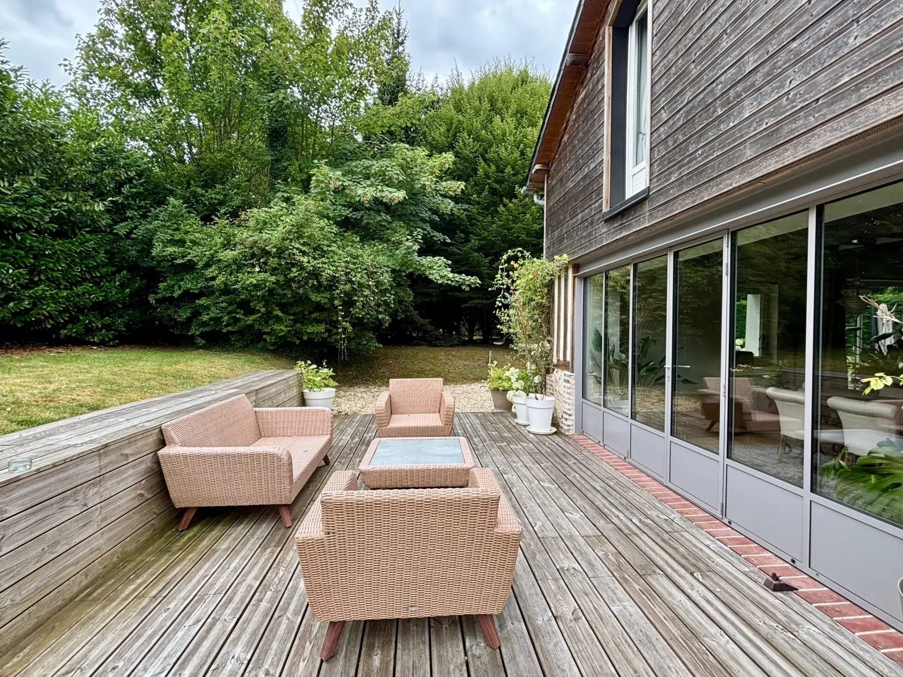 Exterior photo 5